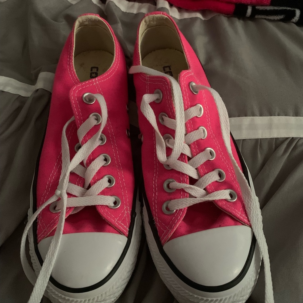 Women’s Size 7 Low Top Converse